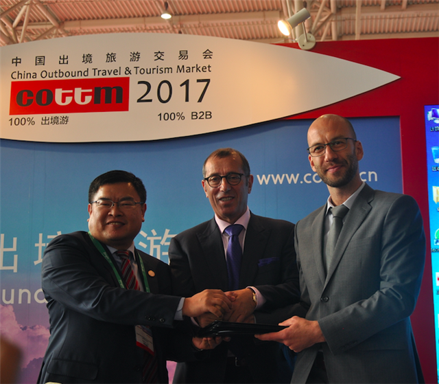 以色列驻华大使何泽伟（中）莅临 COTTM2017见证以色列旅游部与盈科旅游达成战略合作.png