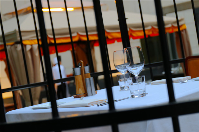 别样笼 中 餐 Dine in the Cage.jpg
