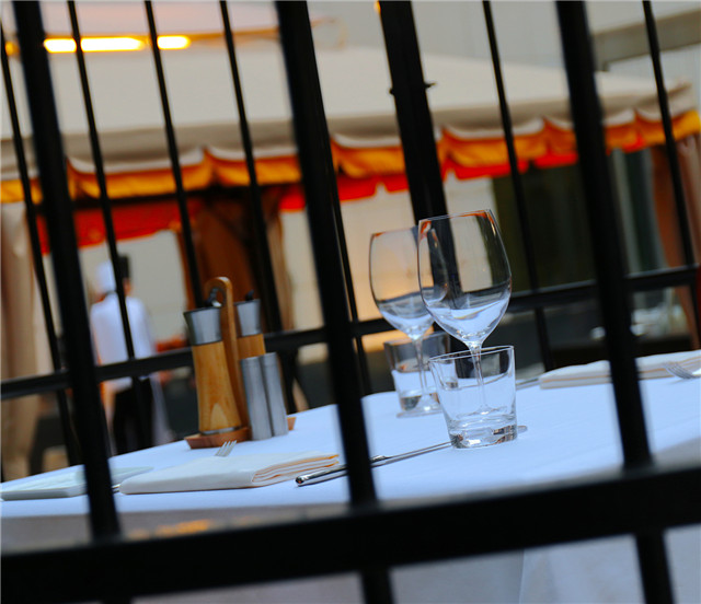 别样笼 中 餐 Dine in the Cage - small.jpg
